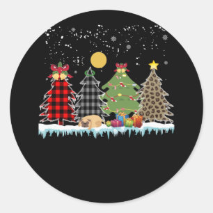 der Mops schläft während der Weihnachtszeit Runder Aufkleber