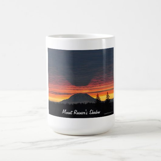 Der Mount Rainier und seine Schatten-Tasse Kaffeetasse (Mittel)