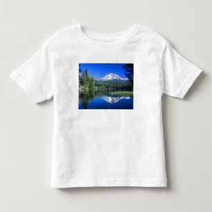 Der Mt. Lassen erhebt sich über dem Manzanita-See Kleinkind T-shirt