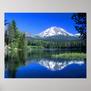 Der Mt. Lassen erhebt sich über dem Manzanita-See Poster