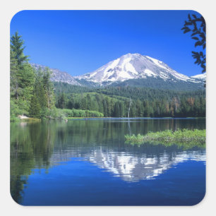 Der Mt. Lassen erhebt sich über den Manzanita-See Quadratischer Aufkleber