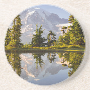 Der Mt. Rainier spiegelt sich in einem Bergsee nah Getränkeuntersetzer