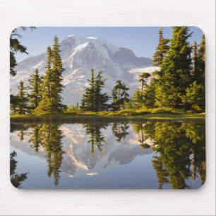 Der Mt. Rainier spiegelt sich in einem Bergsee nah Mousepad