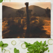 Der Nachtfall beginnt bei Joshua Tree Geschirrtuch (Gefaltet)