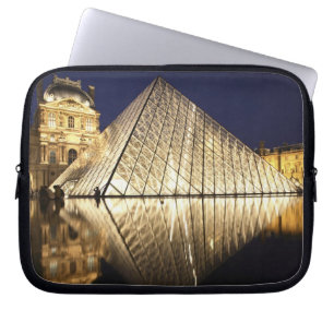 Der nächtliche Ausblick auf die gläserne Pyramid Laptopschutzhülle
