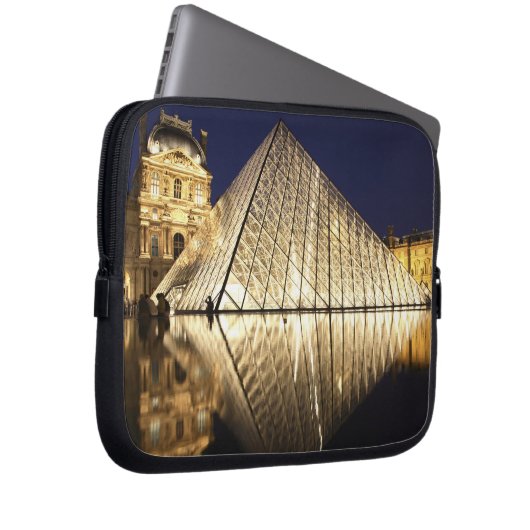 Der nächtliche Ausblick auf die gläserne Pyramide Laptopschutzhülle (Vorne Rechts)