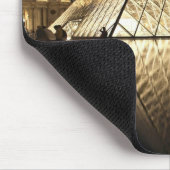 Der nächtliche Ausblick auf die gläserne Pyramide  Mousepad (Ecke)