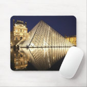 Der nächtliche Ausblick auf die gläserne Pyramide  Mousepad (Mit Mouse)