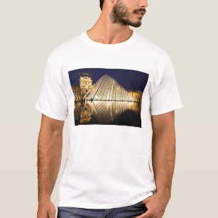 Der nächtliche Ausblick auf die gläserne Pyramide  T-Shirt