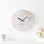 Der Name der abstrakten Kunstschrift erscheint in  Große Wanduhr (Zuhause)