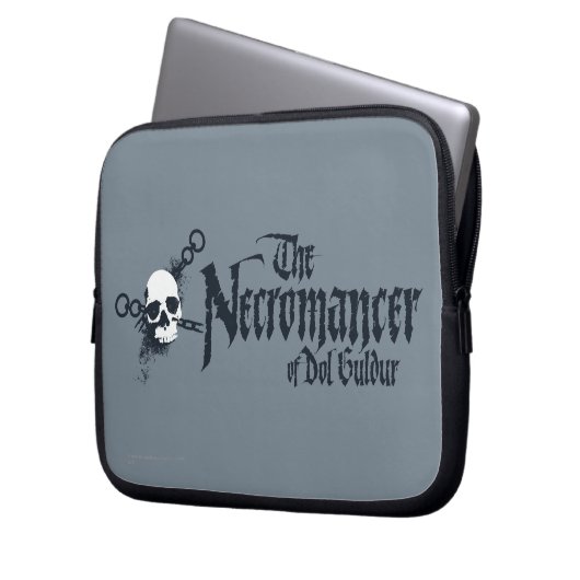 Der Name der Nekromantin Laptopschutzhülle (Vorderseite Links)