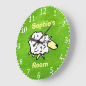 Der Name des Kindes zeigt, dass es sein Zimmer ist Große Wanduhr (Winkel)