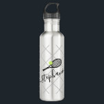 Der Name des Tennis-Skripts ist individuell Edelstahlflasche<br><div class="desc">Silber und Schwarz personalisierte Edelstahlflasche mit einem Tennisschläger-Monogramm in einem eleganten und niedlichen Kalligraphie-Script-Schriftart mit einem subtilen Netzmuster-Hintergrund.</div>