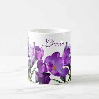 Der Name Lizzie lila Blumen ist eine modische heiß Kaffeetasse