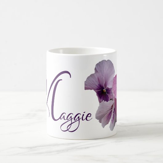 Der Name Maggie lila Pansy Blumen boho Verwandlungstasse (Mittel)
