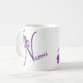 Der Name Naomi ist hübscher lila Blumenspass Kaffeetasse (Vorderseite Links)
