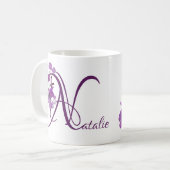 Der Name Natalie ist hübscher lila Blumenspass Kaffeetasse (Vorderseite Links)