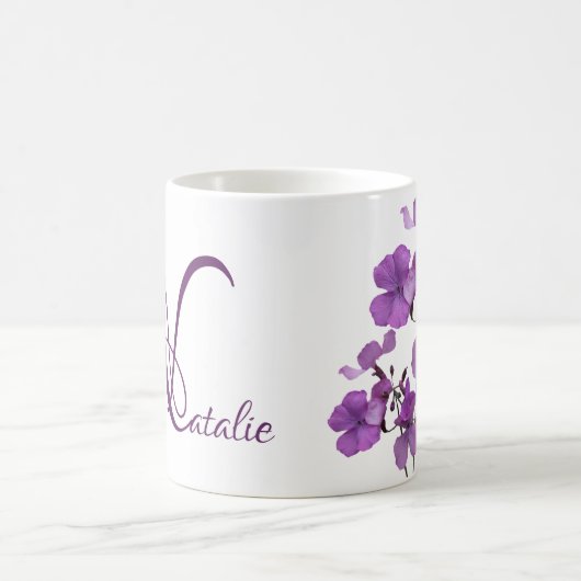 Der Name Natalie ist hübscher lila Blumenspass Kaffeetasse (Mittel)