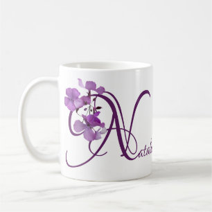 Der Name Natalie ist hübscher lila Blumenspass Kaffeetasse