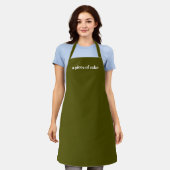 Der Name wird als minimalistischer, eleganter Oliv Schürze (Getragen)