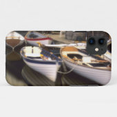 Der Nebel umgibt vier Boote, die angedockt sind. Case-Mate iPhone Hülle (Rückseite (Horizontal))