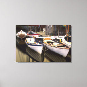 Der Nebel umgibt vier Boote, die angedockt sind. Leinwanddruck