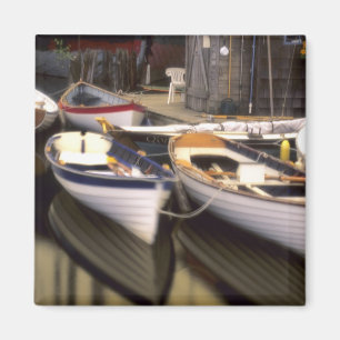 Der Nebel umgibt vier Boote, die angedockt sind. Magnet