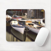 Der Nebel umgibt vier Boote, die angedockt sind. Mousepad (Mit Mouse)
