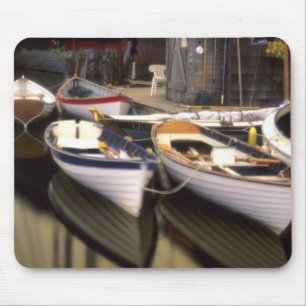 Der Nebel umgibt vier Boote, die angedockt sind. Mousepad