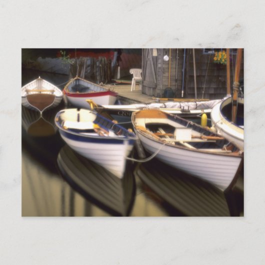 Der Nebel umgibt vier Boote, die angedockt sind. Postkarte (Vorderseite)