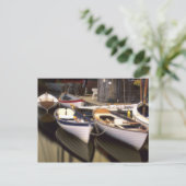 Der Nebel umgibt vier Boote, die angedockt sind. Postkarte (Stehend Vorderseite)