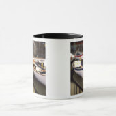Der Nebel umgibt vier Boote, die angedockt sind. Tasse (Zentrum)