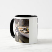 Der Nebel umgibt vier Boote, die angedockt sind. Tasse (Vorderseite Links)