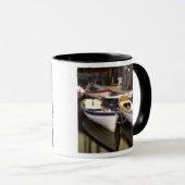 Der Nebel umgibt vier Boote, die angedockt sind. Tasse (VorderseiteRechts)