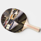 Der Nebel umgibt vier Boote, die angedockt sind. Tischtennis Schläger (Seitenansicht)