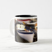 Der Nebel umgibt vier Boote, die angedockt sind. Zweifarbige Tasse (Vorderseite Links)