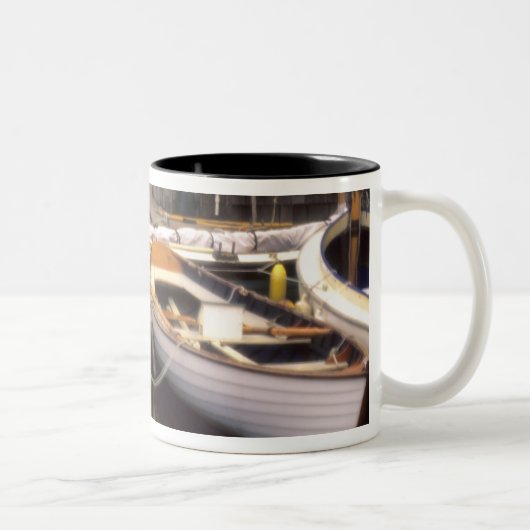 Der Nebel umgibt vier Boote, die angedockt sind. Zweifarbige Tasse (Rechts)