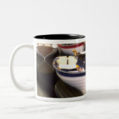 Der Nebel umgibt vier Boote, die angedockt sind. Zweifarbige Tasse (Links)