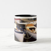 Der Nebel umgibt vier Boote, die angedockt sind. Zweifarbige Tasse (Mittel)
