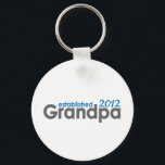 Der neue Opa wurde 2012 eingerichtet Schlüsselanhänger<br><div class="desc">Cooler neuer Opa 2012 T - Shirt,  Karten,  Tasse,  Hüte. Original,  edle Kleidung und Geschenke für Grandpop. Mitteilungskarten,  Aufkleber und Knöpfe für Opa est 2012. Neue Baby-Souvenirs für den 1. Vatertag.</div>
