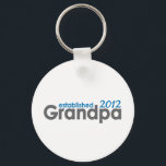 Der neue Opa wurde 2012 eingerichtet Schlüsselanhänger<br><div class="desc">Cooler neuer Opa 2012 T - Shirt,  Karten,  Tasse,  Hüte. Original,  edle Kleidung und Geschenke für Grandpop. Mitteilungskarten,  Aufkleber und Knöpfe für Opa est 2012. Neue Baby-Souvenirs für den 1. Vatertag.</div>