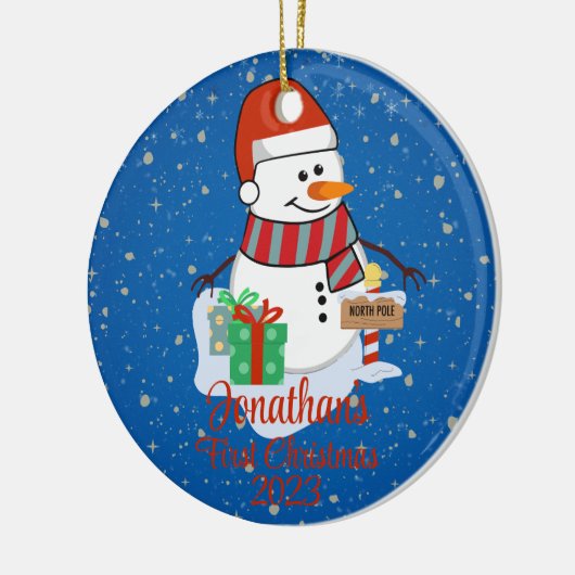 Der niedliche Schneemann des Babys in seiner moder Keramik Ornament (Links)