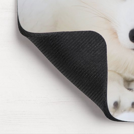 Der niedlichste weiße Polarfuchs, der dich ansieht Mousepad (Ecke)