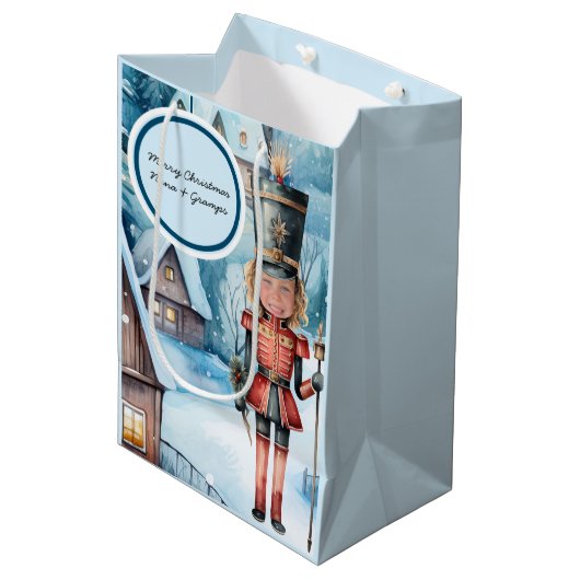 Der Nutcracker "ersetzen Sie das Gesicht" Weihnach Mittlere Geschenktüte (Vorderseite Schrägansicht)