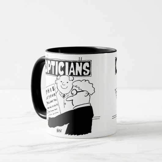 Der Optimiker präsentiert seine Rechnung. Funny Ca Tasse (Vorderseite Links)