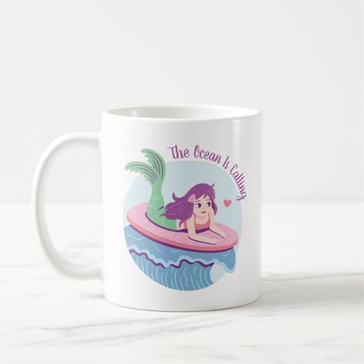 Der Ozean ruft Meerjungfrau auf Surfbrett an Kaffeetasse (Links)