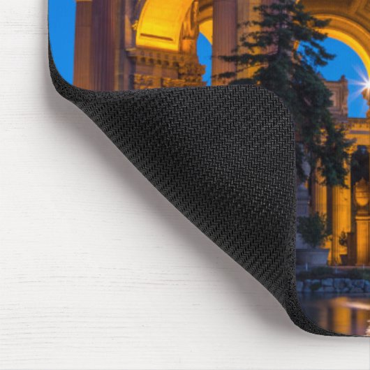 Der Palast der schönen Künste in der Dämmerung Mousepad (Ecke)