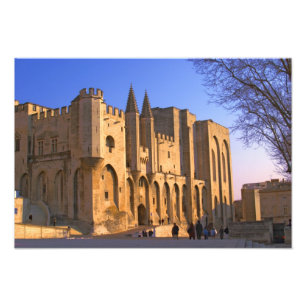 Der Palast des Papstes in Avignon mit Menschen Fotodruck