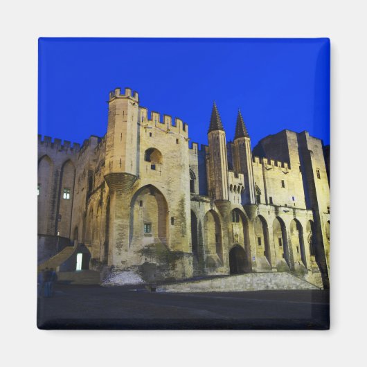 Der Papstpalast in Avignon bei Sonnenuntergang. Ge Magnet (Vorne)