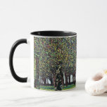 Der Park von Gustav Klimt, Vintager Jugendstil Tasse<br><div class="desc">Der Park (1910) von Gustav Klimt ist ein Vintages Viktorianisches Kunstmalereiwerk der Epoche. Eine Naturlandschaft mit Bäumen in einem Wald und Menschen, die im Schatten entlang eines Weges in einem öffentlichen Park im Sommer spazieren. Über den Künstler: Gustav Klimt (1862-1918) war ein österreichischer Symbolik-Maler und einer der prominentesten Mitglieder der...</div>